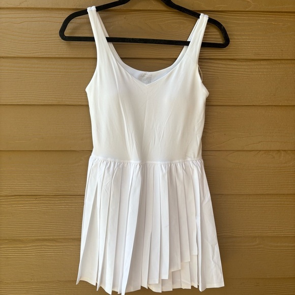 Aerie NWT Pleated Skirt Dress with built-in shorts in White Size Medium - Picture 3 of 8